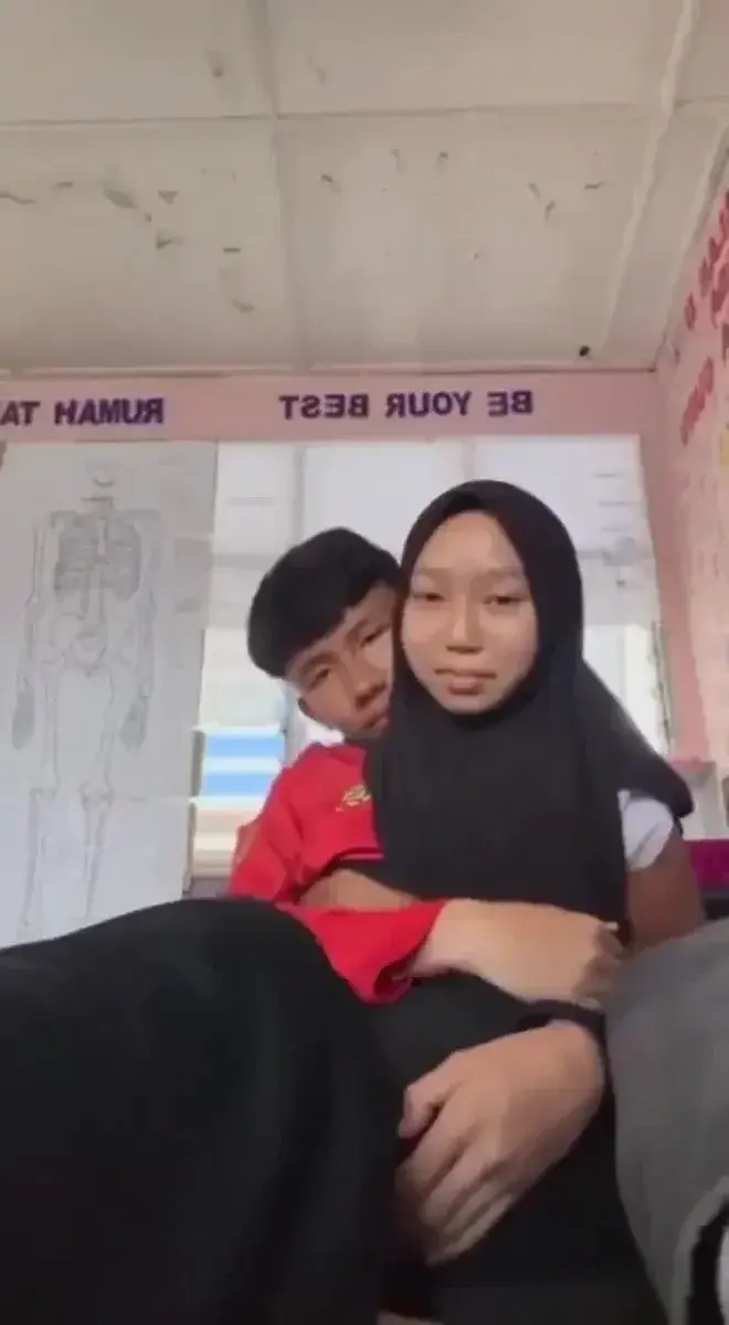 Tiri Viral Terbaru 2025 Bibirmu Menarikku Seperti Gravitasi Abg Terbaru Indonesia 2025 Viral